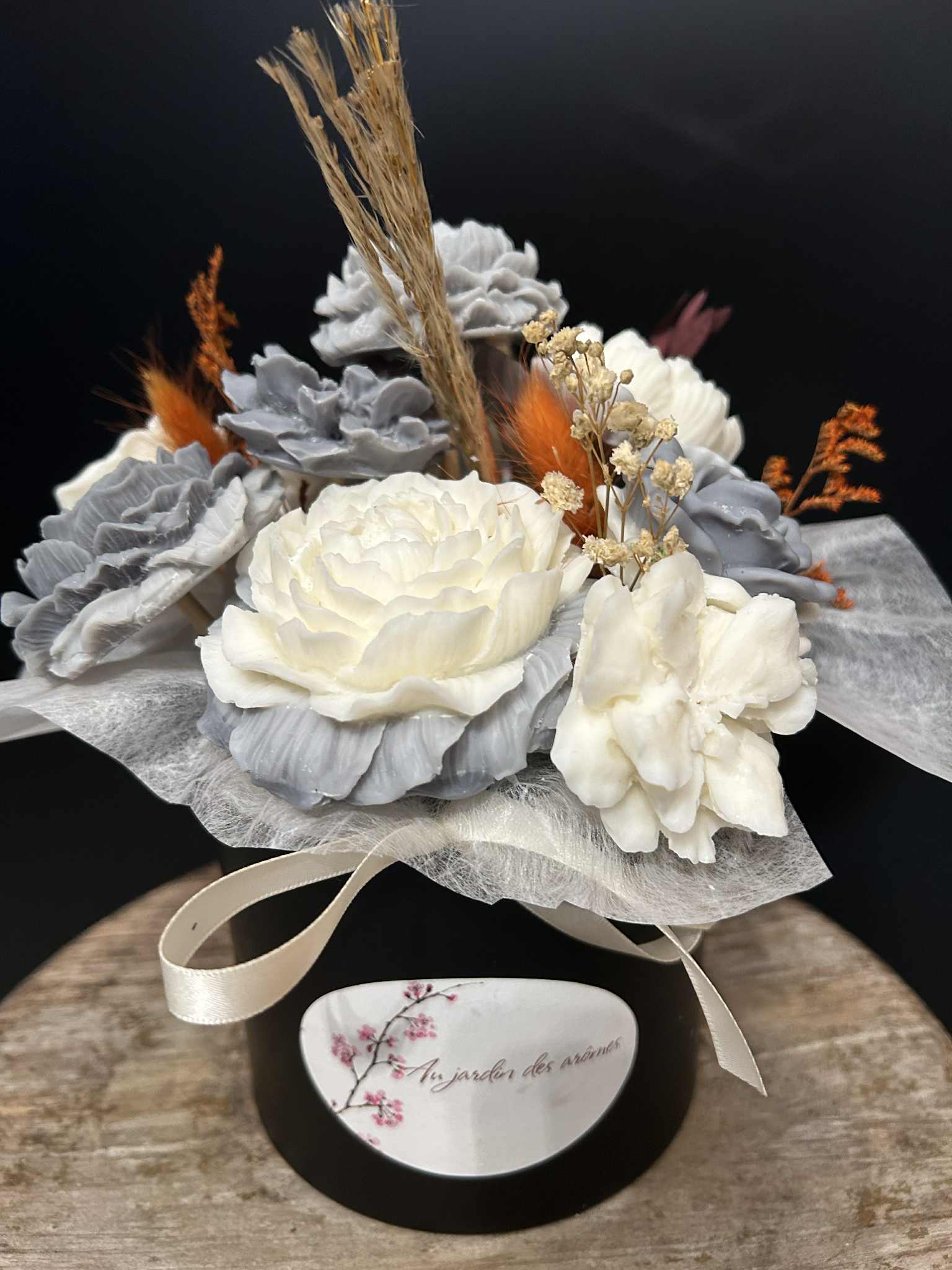 Fondant parfumé Bouquet floral gris et blanc